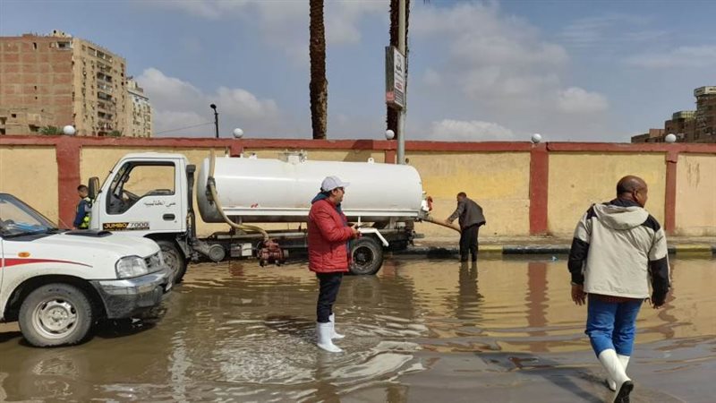 عمليات شفط مياه الأمطار