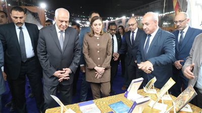 وزيرة الثقافة تتفقد جناح دار الكتب والوثائق القومية بمعرض فيصل للكتاب 