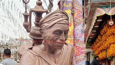 تمثال بائع العرقسوس يخطف الأنظار بالمنيا.. صور