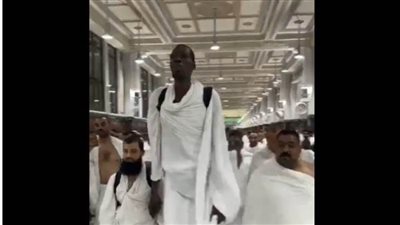 معتمر عملاق بالحرم المكي يشعل السوشيال ميديا.. 