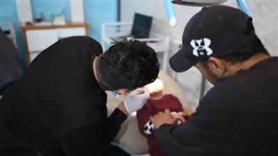 شاهد.. طبيب أسنان يحوّل خيمة النزوح في غزة إلى عيادة لعلاج المرضى