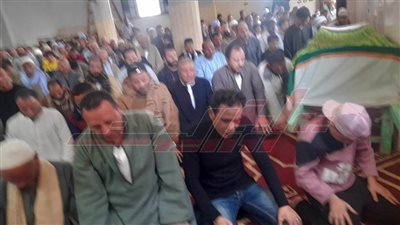 وسط حالة من الحزن تشييع جثمان والد اللاعب طارق السيد ببني مزار بالمنيا (صور)