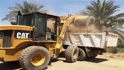 محافظ أسوان يوجه بمواصلة حملات إزالة الإشغالات والتعديات وتنفيذ أعمال النظافة