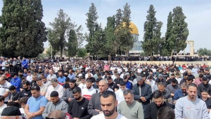 125 ألف فلسطيني يؤدون