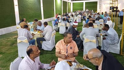 قبطي أسواني يجمع المسلمين على مائدته الرمضانية في عادة لم تنقطع منذ 35 عامًا