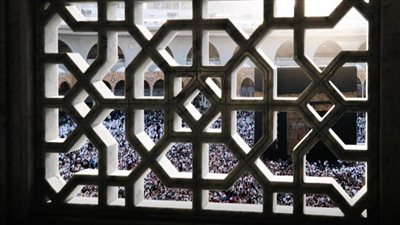 النقوش والزخرفات بين جنبات وجدران المسجد الحرام تجسد جمال فنون العمارة الإسلامية