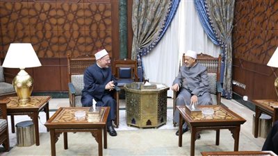 مفتي الجمهورية يهنئ شيخ الأزهر بمناسبة قرب حلول عيد الفطر المبارك