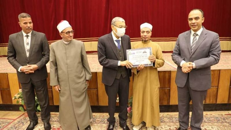 محافظ المنيا يكرم
