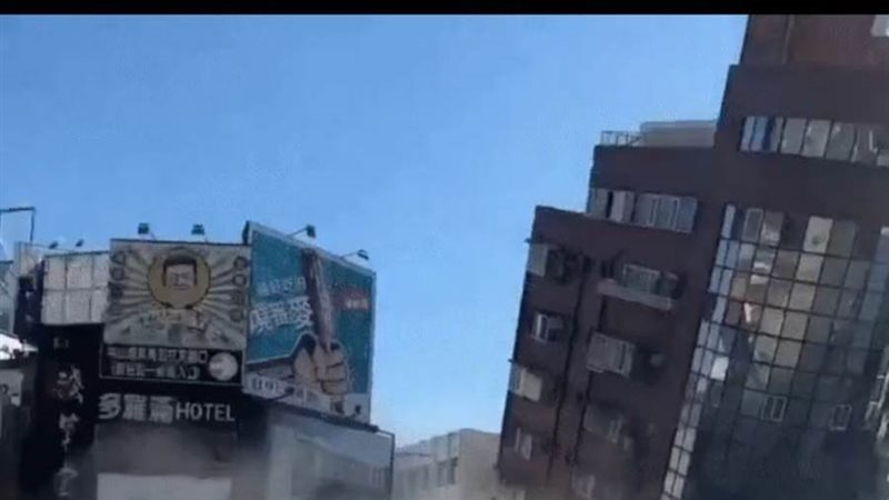 المنازل كانت تتراقص