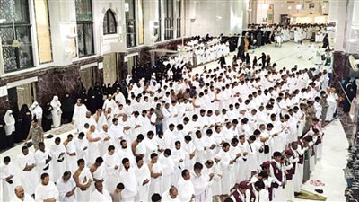 جموع المصلين يؤدون آخر صلاة جمعة بشهر رمضان المبارك بالحرمين الشريفين