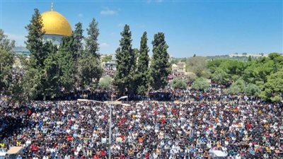 120 ألف فلسطيني يؤدون صلاة الجمعة الأخيرة من رمضان في رحاب المسجد الأقصى