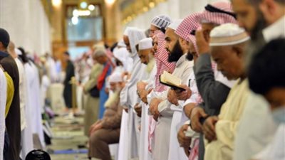 جموع المصلين يؤدون صلاة العشاء والتراويح في المسجد الحرام في ليلة 27 من رمضان