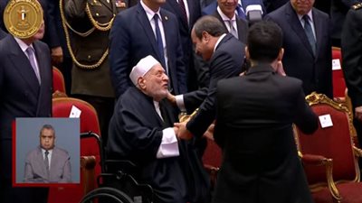 عاجل..الرئيس السيسي يصافح الدكتور أحمد عمر هاشم خلال احتفالية وزارة الأوقاف بليلة القدر