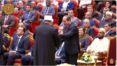 عاجل| وزير الأوقاف يهدي الرئيس السيسي موسوعة 