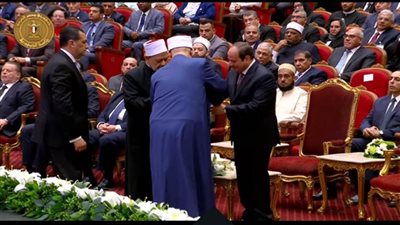شيخ الأزهر يهدي الرئيس السيسي نسخة من الإصدار الثاني لمجلة الأزهر خلال احتفالية ليلة القدر