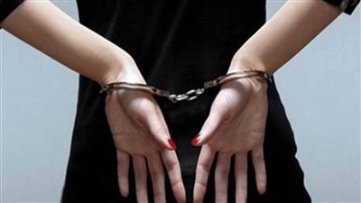 ضبط سيدة لقيامها ببث فيديوهات خادشة عبر مواقع التواصل