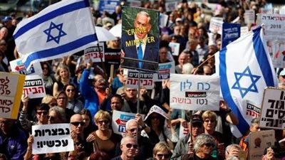 عاجل.. دهس وشغب.. عشرات الآلاف يتظاهرون ضد حكومة نتنياهو ويطالبون بـ 