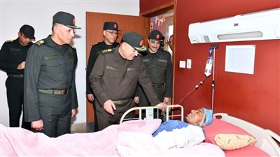 رئيس الأركان يزور عددًا من المصابين بمستشفى القوات المسلحة بالحلمية للعظام والتكميل