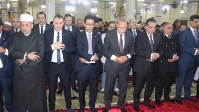 محافظ القليوبية ومدير الأمن ورئيس الجامعة يؤدون صلاة عيد الفطر المبارك بمسجد ناصر ببنها