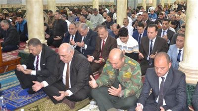 السكرتير العام لمحافظة البحيرة يؤدي صلاة عيد الفطر بمسجد التوبة