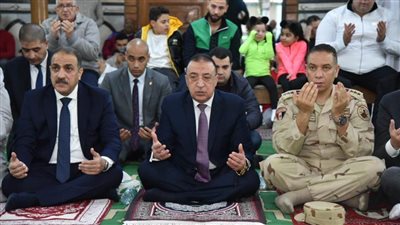 محافظ الإسكندرية يشارك المواطنين صلاة عيد الفطر المبارك بمسجد 