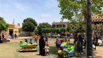 كورنيش النيل والحدائق العامة تستقبل العشرات من المواطنين بأسوان مع بداية عيد الفطر
