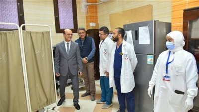 رئيس جامعة أسيوط يشارك المرضى والأطباء والعاملين بالمستشفيات الجامعية فرحة عيد الفطر المبارك