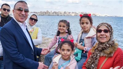 محافظ الإسكندرية يتجول على الكورنيش لتهنئة الأهالي في أول أيام عيد الفطر