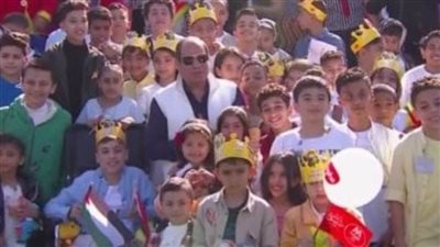 عاجل.. الرئيس السيسي يتوسط صورة تذكارية مع أبناء الشهداء