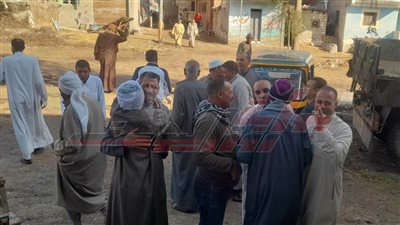 إطلاق الزغاريد وتوزيع الحلوى أثناء تبادل أهالي السحماوي التهاني بالعيد