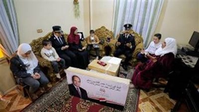 الداخلية تشارك أسر شهداء الشرطة الاحتفال بالعيد وتوزع هدايا الرئيس عليهم