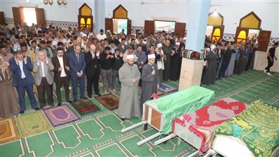 صلاة الجنازة بمسجد الشيخ شمردل على ضحايا انزلاق سيارة من معدية بالفشن
