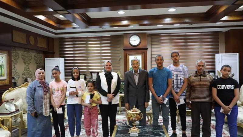 محافظ المنيا يهنئ