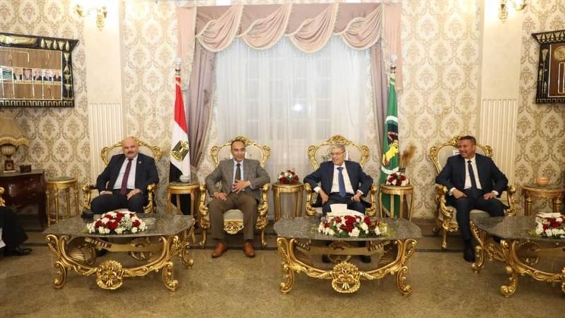محافظ المنيا يستقبل