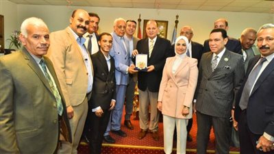 محافظ أسيوط يكرم رئيس مركز ومدينة صدفا لبلوغه السن القانونية للمعاش