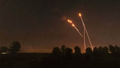 حزب الله يعلن إطلاق عشرات الصواريخ على شمال إسرائيل