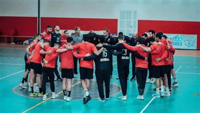 رجال يد الأهلي يتدرب على فترتين بالجزائر