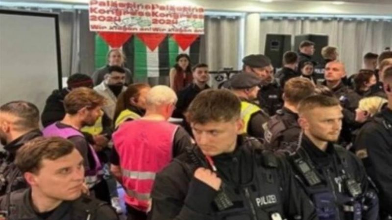 الشرطة تقتحم القاعة