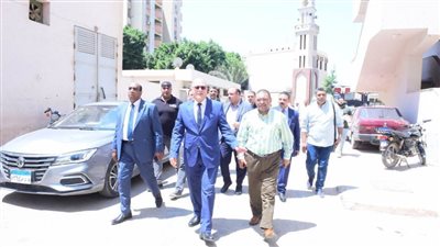 رئيس جامعة سوهاج خلال تفقده المستشفى الجامعي يستمع لمطالب المرضى المترددين على العيادات