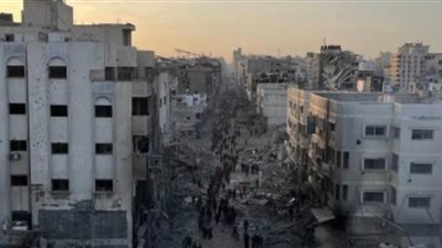 غارات مسائية على النصيرات والزوايدة وانتشال جثامين من الشفاء