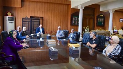 رئيس جامعة بني سويف يستقبل وفداً كنسيا ويرأس اجتماع اللغات والترجمة