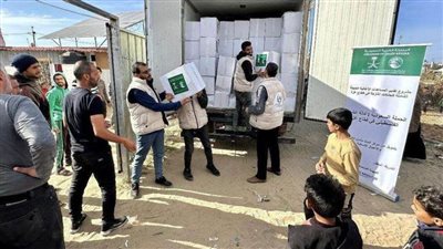 مركز الملك سلمان للإغاثة يوزع مساعدات غذائية للنازحين في مراكز الإيواء في قطاع غزة