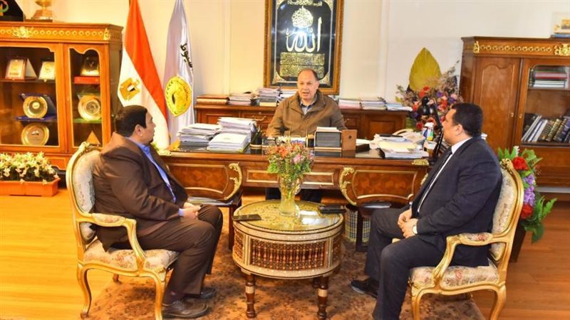 محافظ أسيوط خلال