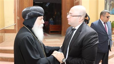 محافظ بني سويف يقدم واجب العزاء في وفاة القمص إيليا يوسف