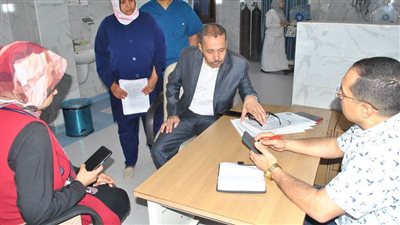 وكيل صحة سوهاج يتفقد مستشفى برديس ويحيل غير المنتظمين للتحقيق 