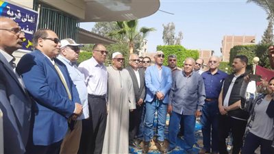 محافظ الشرقية يشهد انطلاق موسم حصاد القمح بأحد الحقول بالزقازيق