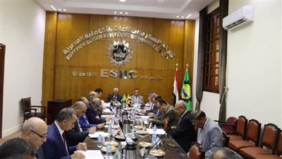 رئيس جامعة أسيوط يستعرض تقريرًا حول اجتماع المجلس الاستشاري لكلية تكنولوجيا صناعة السكر
