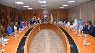 رئيس جامعة أسيوط يجتمع مع وفد جامعة بياتيجورسك الروسية