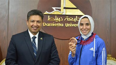 محافظ دمياط تهنئ الطالبة يمنى عياد لحصولها على ميدالية ذهبية