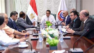 وزير الصحة يتابع العمل بالمشروع القومي للرعايات والحضانات